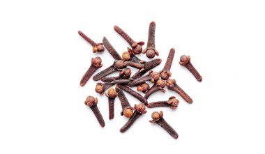 Beyaz arka planda izole edilmiş kuru baharat karanfilleri. Karanfil baharatı. Kurumuş karanfil..