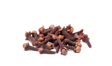 Beyaz arka planda izole edilmiş kuru baharat karanfilleri. Karanfil baharatı. Kurumuş karanfil..