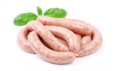 Çiğ sosis ve fesleğen yaprakları beyaz üzerine izole edilmiş.