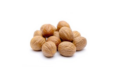 Nutmeg beyaz arkaplanda izole edildi. Hindistan cevizi ağacının tohumlarından elde edilen bir baharat