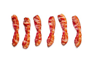 Beyaz arka planda izole edilmiş lezzetli kızarmış pastırma parçaları.