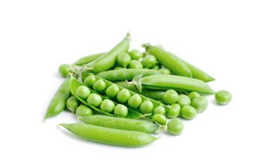 Beyaz arkaplanda taze yeşil bezelyeler.. 