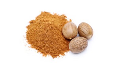 Bütün ve rendelenmiş hindistan cevizi beyaz arka planda izole edilmiş. Hindistan cevizi ağacının tohumlarından elde edilen bir baharat