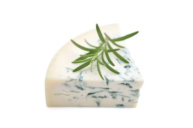 Kırpma yolu ve tam derinlik ile beyaz arkaplanda izole edilmiş biberiyeli mavi peynir.