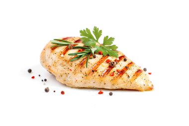 Beyaz arka planda baharatlı ızgara tavuk göğsü. Izgara mevsimi