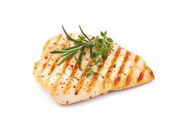 Beyaz arka planda baharatlı ızgara tavuk göğsü. Izgara mevsimi