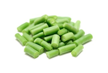 Beyaz bir arka plan üzerinde izole taze fasulye yığını