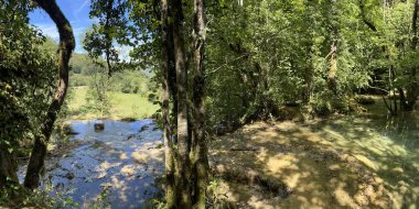 Şelalede su sıkıntısı var. Jura Fransa 'da çeşitli havzalar var.