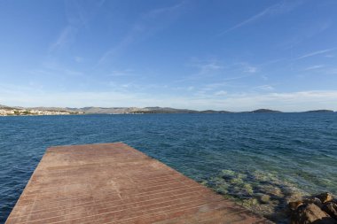 Hırvatistan 'ın Adriyatik Denizi üzerindeki küçük bir körfezden adalara bakış