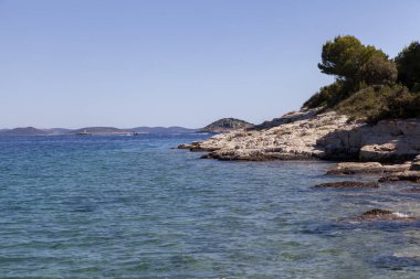 Hırvatistan 'ın Adriyatik Denizi üzerindeki küçük bir körfezden adalara bakış