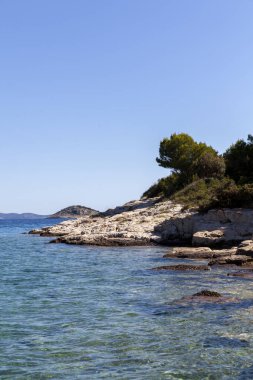 Hırvatistan 'ın Adriyatik Denizi üzerindeki küçük bir körfezden adalara bakış