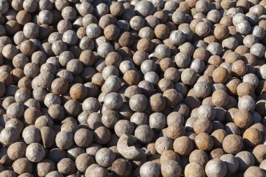 Bir yığın üzerinde paslı çelik toplar, soyut arkaplan