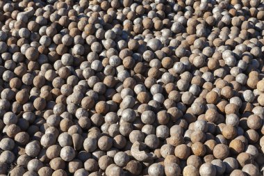 Bir yığın üzerinde paslı çelik toplar, soyut arkaplan