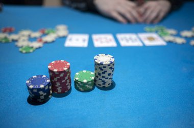 Teksas poker oynayan arkadaşlar.