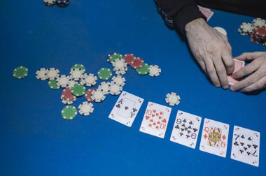 Teksas poker oynayan arkadaşlar.