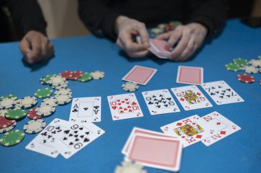 Teksas poker oynayan arkadaşlar.