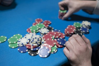 Teksas poker oynayan arkadaşlar.