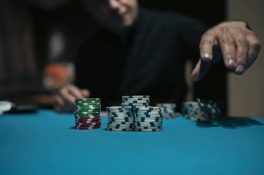 Teksas poker oynayan arkadaşlar.