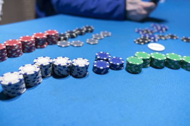 Teksas poker oynayan arkadaşlar.