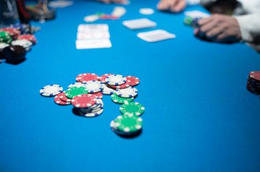Teksas poker oynayan arkadaşlar.