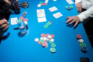 Teksas poker oynayan arkadaşlar.