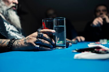 Teksas poker oynayan arkadaşlar.