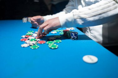 Teksas poker oynayan arkadaşlar.