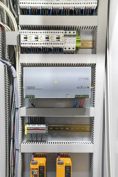 Elektronik bileşenli kontrol dolabı, kapat