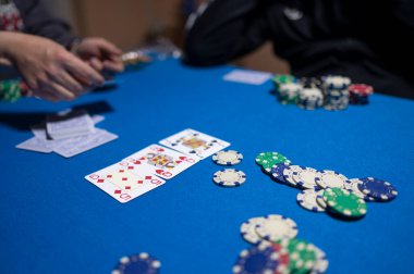 Teksas 'ta poker oynayan arkadaşlar.