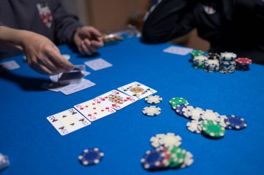 Teksas 'ta poker oynayan arkadaşlar.
