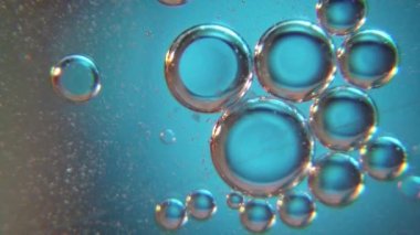 Yağ kabarcıkları ve su. Uzaya bakan makro çekim. Yüksek kalite 4k görüntü