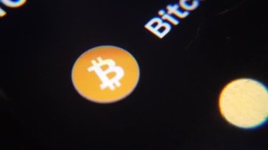 Yatırım mobil uygulamasında şifreli para birimi listelenmiş. Bitcoi, ethereum dogecon ve grafik. Yüksek kalite 4k görüntü