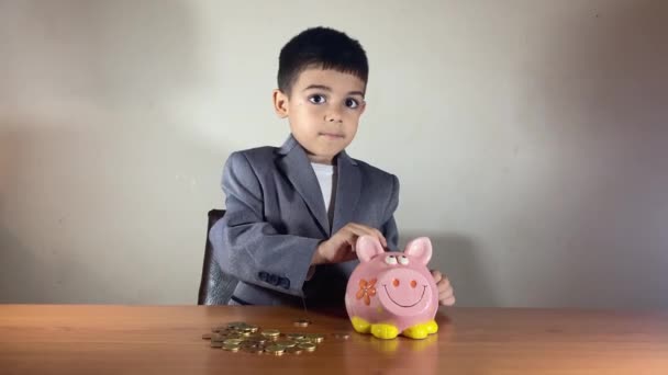 Vit Pojke Kostym Som Sparar Pengar Sparbanken Förtidspensioneringsplan Högkvalitativ Film — Stockvideo