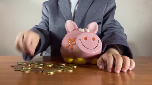 Kinder Sparen Vorschulkind Businessanzug Steckt Münzen Das Sparschwein Geschlossen Kein — Stockvideo