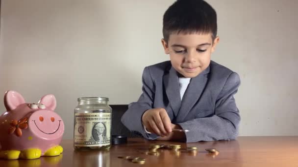 Жадный Детский Бизнесмен Дошкольник Копилкой Хранит Банку Монеты Столе Ключом — стоковое видео