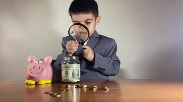 Siker Kulcsa Egy Öltönyös Gyerek Aki Befektetési Lehetőséget Keres Nagyítón — Stock videók