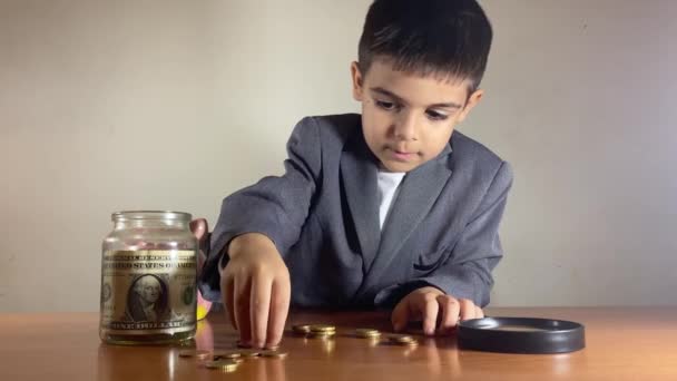 Ahorro Para Niños Niño Preescolar Traje Negocios Contando Monedas Primer — Vídeos de Stock