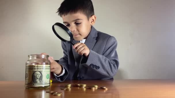 Siker Kulcsa Egy Öltönyös Gyerek Befektetési Lehetőségeket Keres Talál Egy — Stock videók
