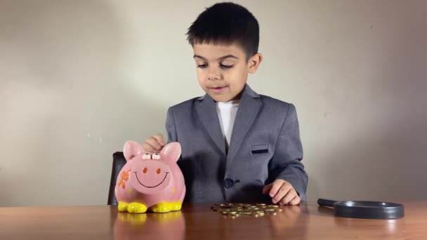 Dziecięcy Biznesmen Świnka Bank Klucz Sukcesu Badań Należytej Staranności Wczesnej — Wideo stockowe