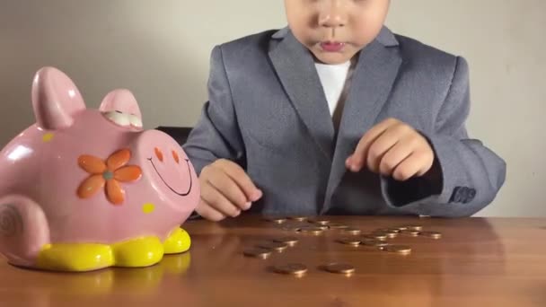 Soustředěné Předškolní Dítě Chlapec Obleku Který Počítá Mince Investiční Koncept — Stock video