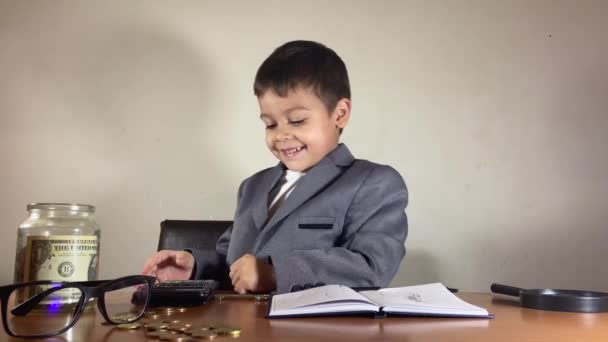 Lindo Niño Contando Monedas Llenando Frasco Con Ahorros Usando Calculadora — Vídeos de Stock