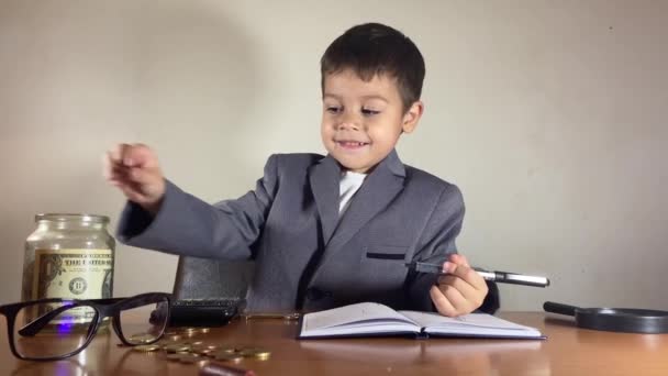 Lindo Niño Contando Monedas Llenando Frasco Con Ahorros Usando Calculadora — Vídeo de stock