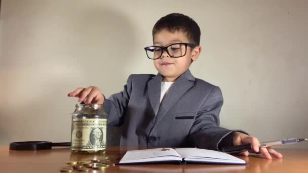 房地产经纪人 穿西装的男孩在钱罐里找到了成功的钥匙 融资计划的概念 高质量的4K镜头 — 图库视频影像