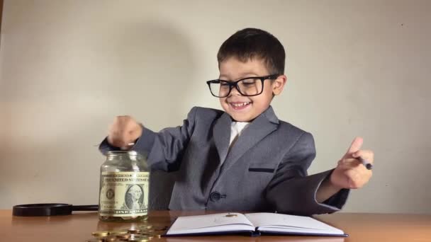Инвестиции Недвижимость Мальчик Костюме Находит Ключ Успеху Банке Монетами Концепция — стоковое видео