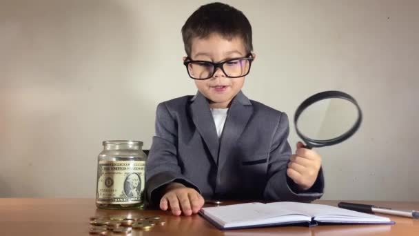 可爱的孩子计划他的财务 计算硬币 在杂志上写作 高质量的4K镜头 — 图库视频影像