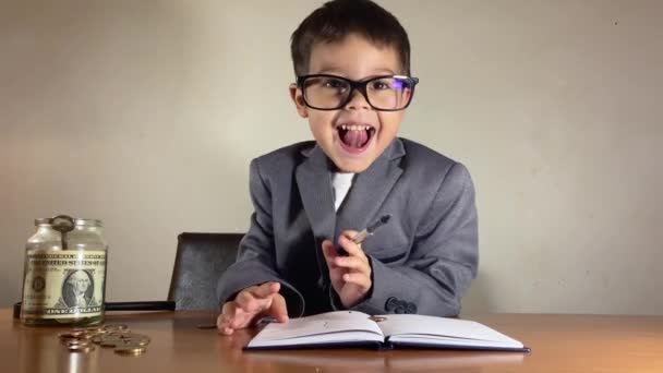Дитячий Бізнесмен Хлопець Костюмі Який Уклав Угоду Написання Заголовку Монета — стокове відео