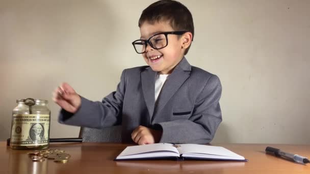 Homme Affaires Enfant Garçon Costume Jetant Monnaie Dans Bocal Écrivant — Video