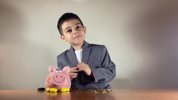 Takım Elbiseli Şirin Çocuk Parayı Isırıyor Çocuk Tasarrufu Zenginlik Kavramının — Stok video