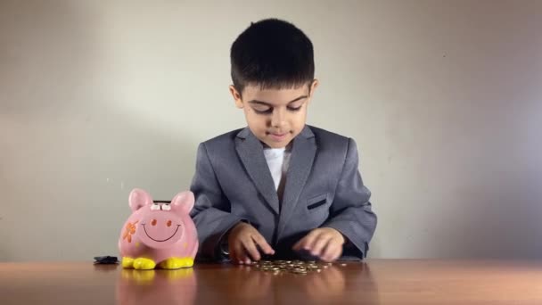 Ребенок Костюме Собирает Монеты Хорошая Отдача Инвестиций Высококачественные Кадры — стоковое видео