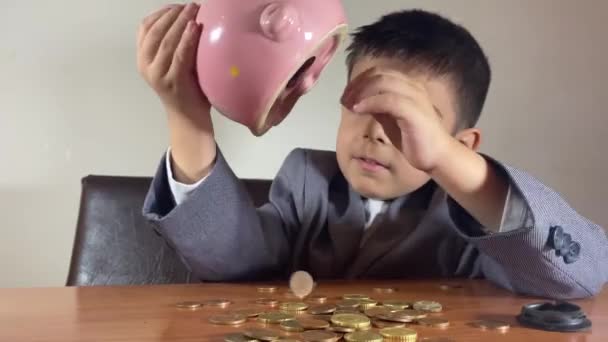 Školák Obleku Snaží Získat Víc Peněz Prázdné Prasečí Banky Recese — Stock video